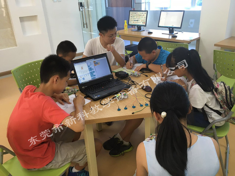 <a href='http://m.huajiawangjun.com' target='1' style='font-size:14px; font-weight:bold; color:#0080ff;'>創客實驗室</a>