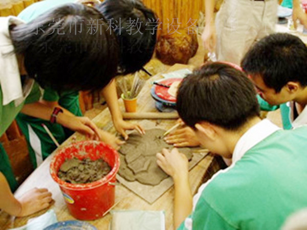 <a href='http://m.huajiawangjun.com/chanpin/55-1.html' target='1' style='font-size:18px; font-weight:bold; color:#000000;'>陶藝功能室</a>2