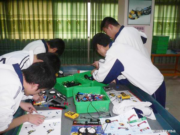 <a href='http://m.huajiawangjun.com/chanpin/60-1.html' target='1' style='font-size:18px; font-weight:bold; color:#000000;'>機(jī)器人功能室</a>